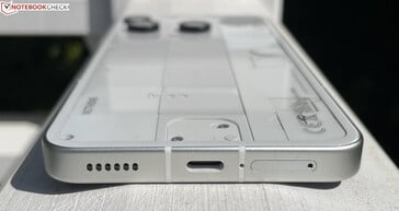 Parte inferior: Alto-falante, USB-C 2.0, microfone, SIM duplo