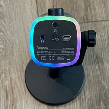 Parte inferior: conector de fone de ouvido de 3,5 mm, botão de liga/desliga/RGB, botão de supressão de ruído, porta USB-C para carregamento/conexão