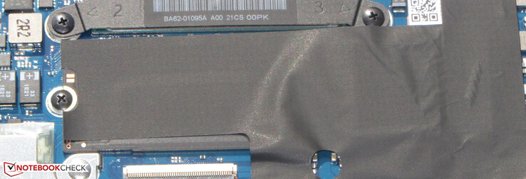 Um SSD serve como acionamento do sistema.