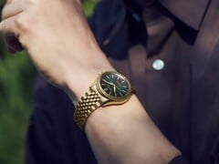 Relógio Seiko Presage Classic x Tradman’s Bonsai usado no pulso, com caixa e pulseira em tom dourado e mostrador verde-escuro.