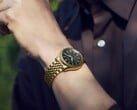 Relógio Seiko Presage Classic x Tradman’s Bonsai usado no pulso, com caixa e pulseira em tom dourado e mostrador verde-escuro.