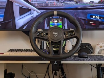 Volante alinhado com a visão do cockpit no Assetto Corsa Competizione.