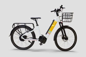 Há um bagageiro e uma cesta de bicicleta
