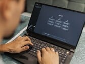 Uma pessoa está digitando em um laptop com a página inicial do ChatGPT aberta