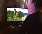 A imagem mostra uma pessoa jogando Minecraft em um PC