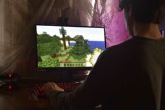 A imagem mostra uma pessoa jogando Minecraft em um PC 