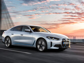 As últimas atualizações da BMW para a plataforma i4 introduzem uma variante de desempenho AWD mais acessível. (Fonte da imagem: BMW)