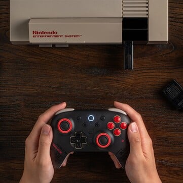 O 8BitDo Ultimate 2 Bluetooth - NES 40th Limited Edition vem com um NES Retro Receiver, para que possa ser usado com o NES. (Fonte da imagem: 8BitDo)