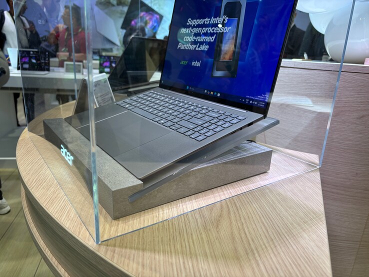 Acer Swift 16 AI do lado esquerdo. Fonte da imagem: Notebookcheck)