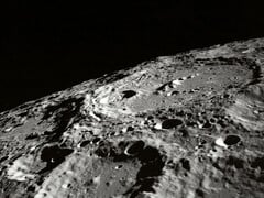 Uma imagem mostrando crateras na Lua.