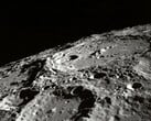 Uma imagem mostrando crateras na Lua.