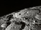 Uma imagem mostrando crateras na Lua.