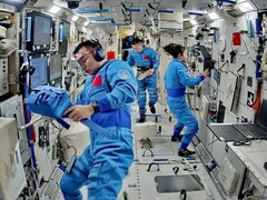 Alguns astronautas chineses na estação espacial chinesa Tiangong (Fonte da imagem: China Manned Space Agency; cortada)