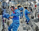 Alguns astronautas chineses na estação espacial chinesa Tiangong (Fonte da imagem: China Manned Space Agency; cortada)