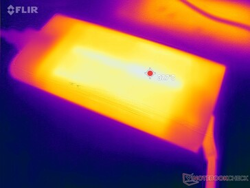 O adaptador AC pode chegar a 38 C quando a carga é exigente