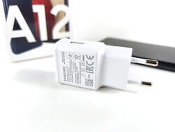 O adaptador de energia de 15 watts do Galaxy A12