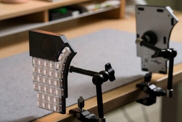 MoErgo Go60 montado verticalmente em uma mesa (Fonte da imagem: MoErgo)