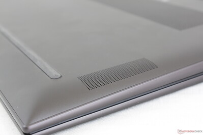 As grelhas "verdadeiras" dos alto-falantes estão na parte inferior do laptop As grelhas "verdadeiras" dos alto-falantes estão na parte inferior do laptop