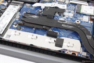 Observe a placa de alumínio que protege os módulos de RAM soldados e os slots vazios da GPU e VRAM sob os tubos de calor para os SKUs opcionais GeForce MX450