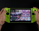 Console de jogos portátil MSI Claw A8 em verde, jogando Teenage Mutant Ninja Turtles: Shredder's Revenge, com métricas de desempenho na tela mostrando baixo TDP e consumo de bateria. (Fonte da imagem: ETA Prime no YouTube)