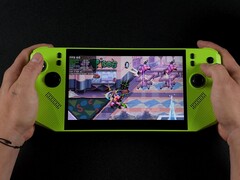Console de jogos portátil MSI Claw A8 em verde, jogando Teenage Mutant Ninja Turtles: Shredder's Revenge, com métricas de desempenho na tela mostrando baixo TDP e consumo de bateria. (Fonte da imagem: ETA Prime no YouTube)