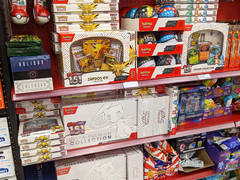 Itens colecionáveis do Pokémon TCG na Target
