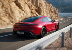 O elegante Porsche Taycan poderá em breve obter um novo modelo top que carrega o moniker &quot;Turbo GT&quot; em seu nome (Imagem: Porsche)