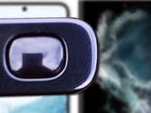 O Galaxy S23 Ultra é tanto curvado como plano de acordo com um suposto tiro parcial ao vivo. (Fonte da imagem: @UniverseIce/Samsung - editado)