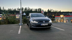 VW elétrico em uma estação Tesla Supercharger na Europa (imagem: OfficialQzf/Reddit)