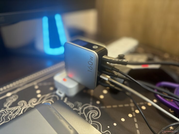 O Ugreen Nexode Pro de 160 W alimentando cinco dispositivos ao mesmo tempo