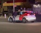 O pequeno Chevy Bolt que se dirigia sozinho saiu inesperadamente durante uma parada de trânsito em São Francisco (Imagem: b.rad916)