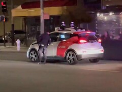 O pequeno Chevy Bolt que se dirigia sozinho saiu inesperadamente durante uma parada de trânsito em São Francisco (Imagem: b.rad916)