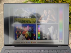 Ao ar livre, sob forte nebulosidade. A visibilidade é melhor do que no painel OLED devido ao menor brilho