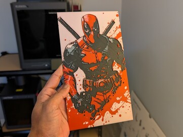 Hueforge Deadpool usando PLA preto, branco, cinza e vermelho.