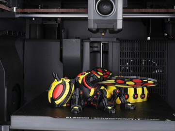 Impressão 3D multicolorida de uma vespa dentro do Centauri Carbon 2 Combo. (Fonte da imagem: Elegoo)