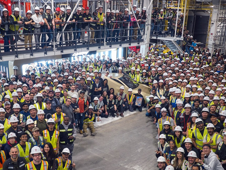 A primeira Cybercab de produção na Giga Texas.