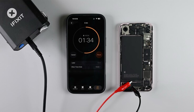 A bateria do iPhone 17e pode ser removida com a aplicação de uma baixa tensão para liberar o adesivo.