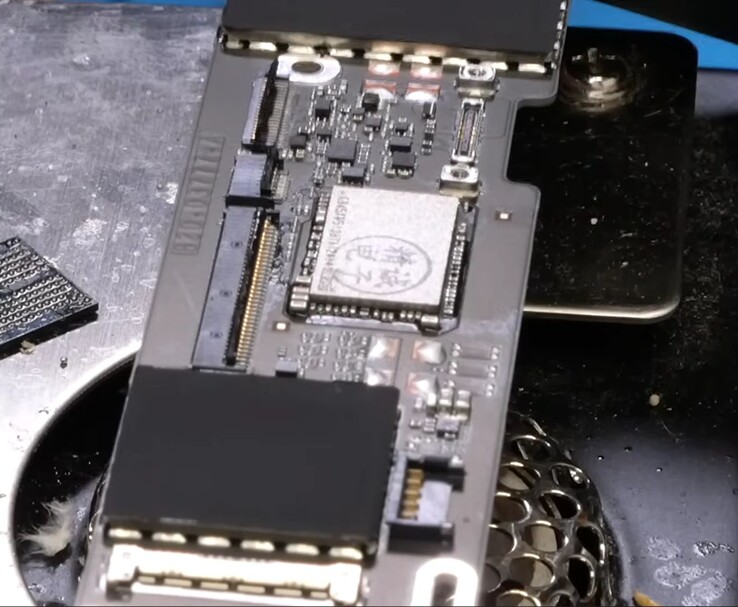Placa lógica do MacBook Neo com chip NAND de 1 TB instalado