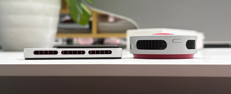 O novo resfriador magnético da OnePlus tem 1 cm de espessura. Na foto, ao lado do resfriador magnético mais antigo.