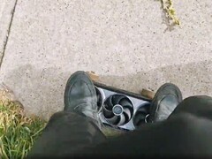 Asus Astral RTX 5080 modificado em um skate. (Fonte da imagem: ashleysaidwhat no Reddit)