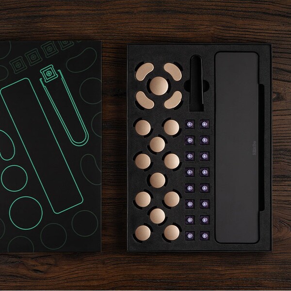 O 8BitDo Upgrade Kit for Arcade Controller vem com teclas extras e um apoio para as mãos.