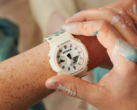 O Casio G-Shock GA2100CROCS25-7 (na foto) tem um logotipo personalizado da Crocs no mostrador. (Fonte da imagem: Casio)