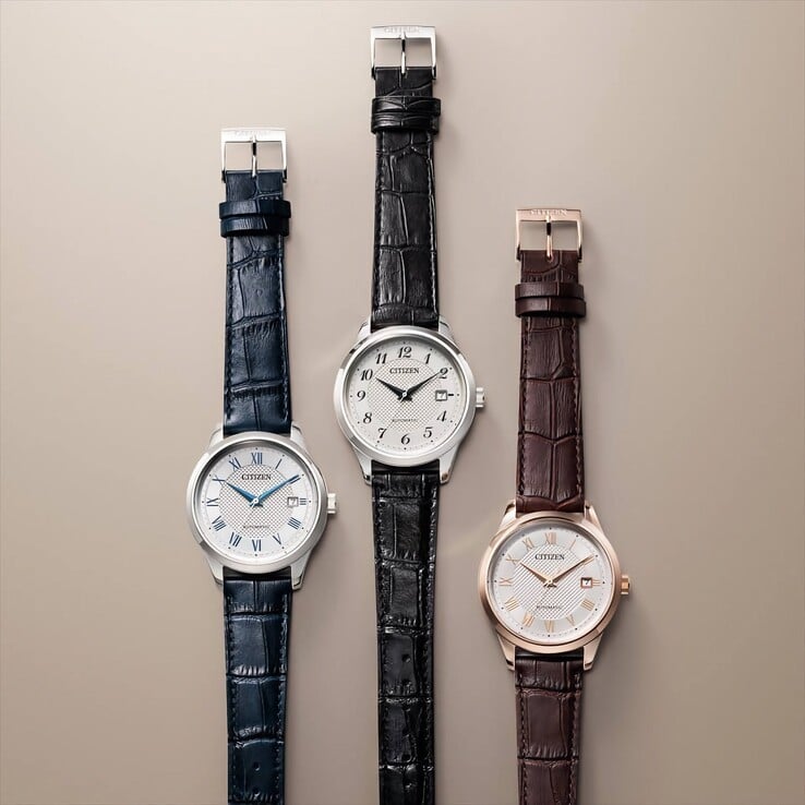 Três relógios automáticos da Citizen dispostos verticalmente, com pulseiras de couro nas cores azul, preta e marrom e caixas nas cores prata ou ouro-rosa.