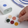 O carregador USB de 1 porta IKEA Sjöss 65W pode ser personalizado com os adesivos que o acompanham. (Fonte da imagem: IKEA)