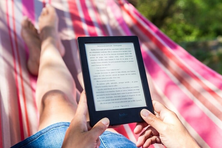 Relaxar com um Kindle - porque nada diz "estou ocupado relaxando" como se perder em um bom livro sob o sol. (Fonte da imagem: Perfecto Capucine - Unsplash)