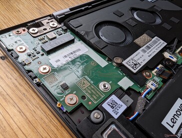 O slot WWAN está vazio e sem antena se não estiver configurado com 4G ou 5G