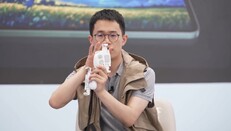 O Redmi Game Controller possui grampos para manter o dispositivo no lugar com segurança. (Fonte da imagem: Redmi)