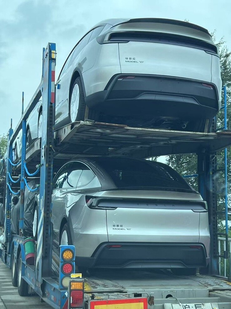 Tesla Model Y Ls em um transportador de carros na China (Fonte da imagem: TslaChan on X)