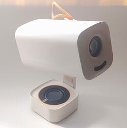 O Yaber T1 Pro é um projetor simples de usar com configuração automática de imagem. (Fonte da imagem: Notebookcheck)