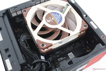 A remoção do painel lateral principal revela a ventoinha e o slot principal para SSD M.2